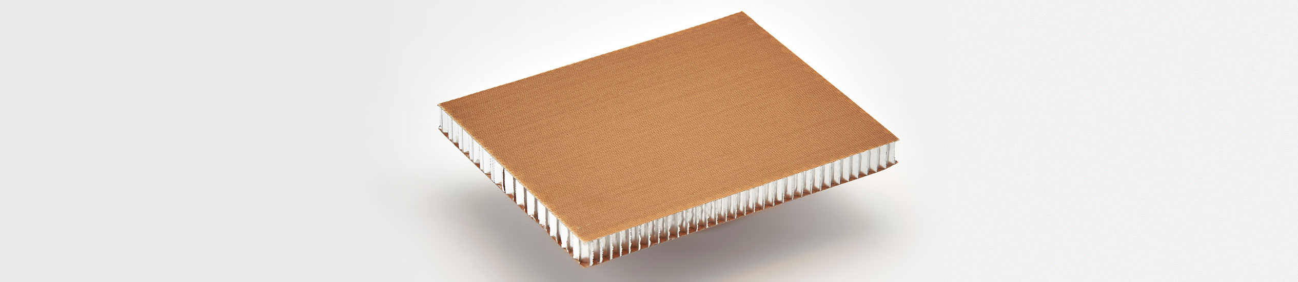 ALUSTEP ® F es un panel sándwich con un núcleo en nido de abeja (Honeycomb) de aluminio y fibra de vidrio impregnadas de resina fenólica.