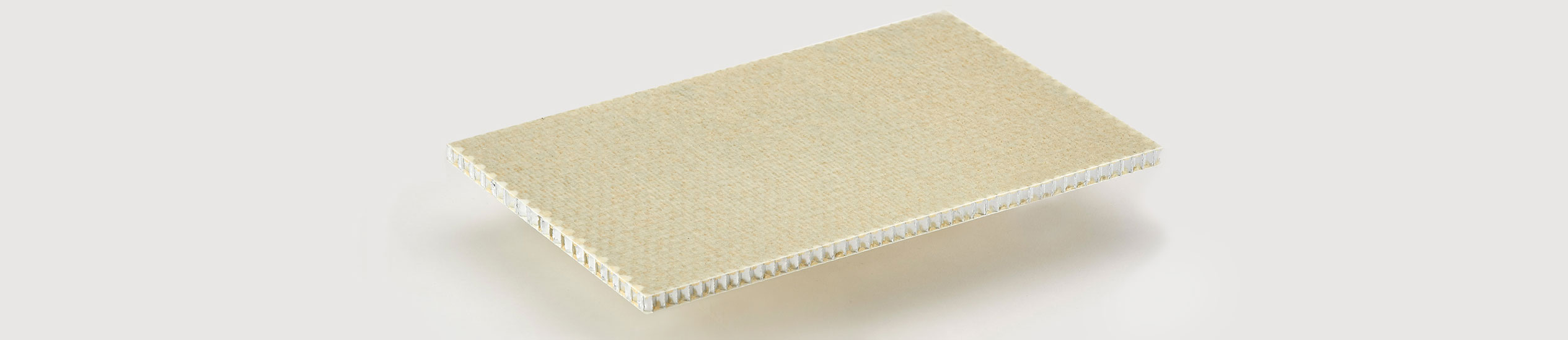 El ALUSTEP® 500 Light es un panel sándwich en nido de abeja de aluminio  y chapas en de fibra de vidrio impregnadas con resina epoxi