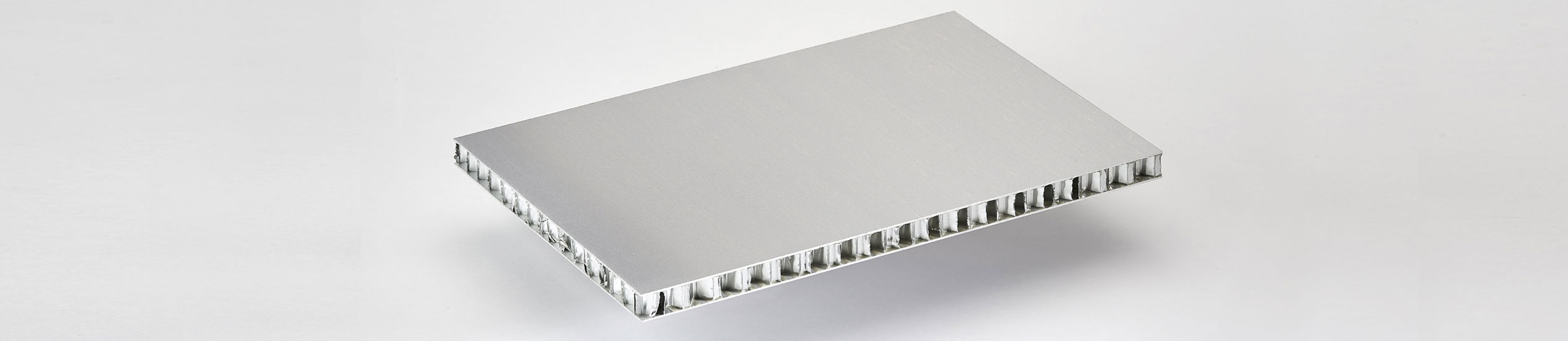 El panel sándwich COMPOCEL® AL FR tiene chapas y núcleo íntegramente en aluminio.