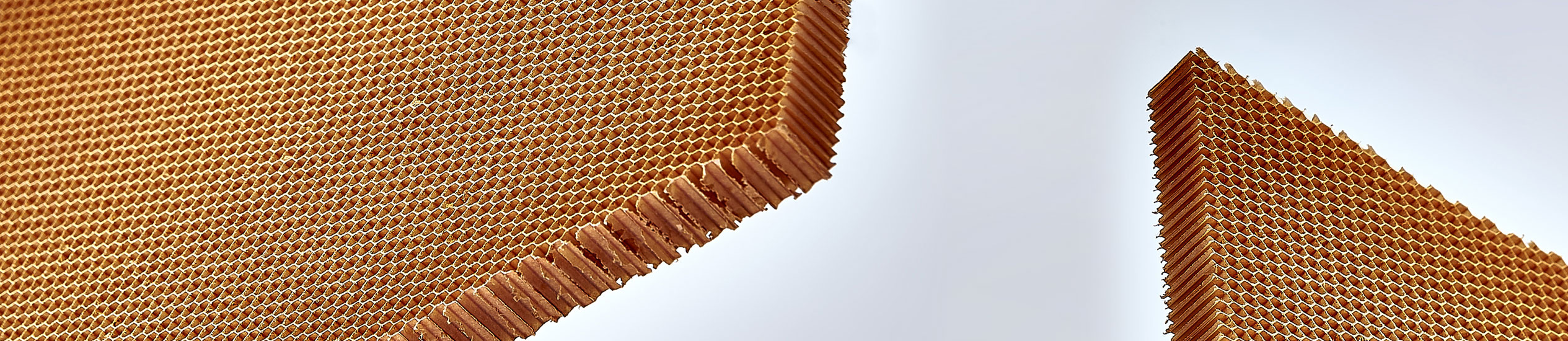 El nido de abeja en Nomex® no es un producto metalico, pero es muy legero y resistente.