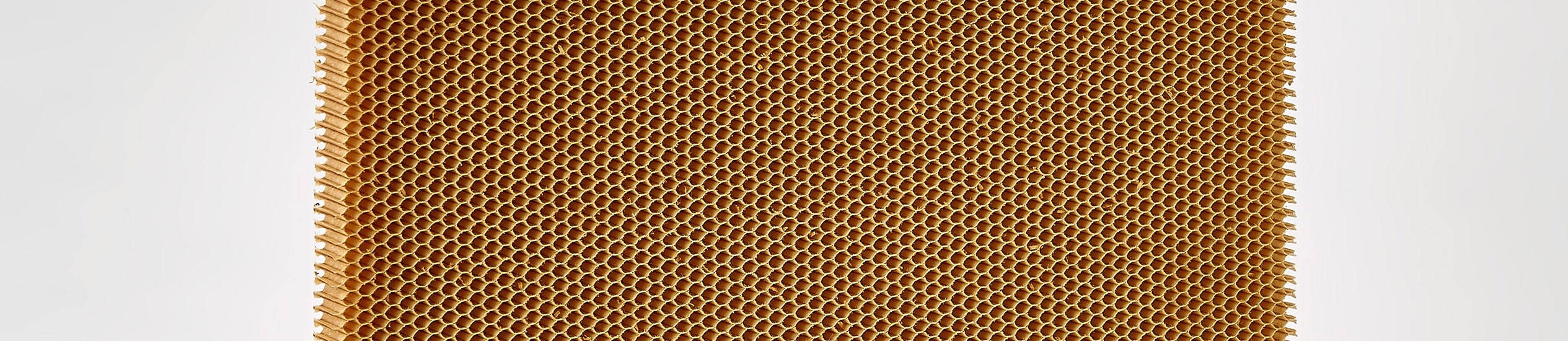 El nido de abeja en Nomex® no es un producto metálico, pero es muy ligero y resistente.