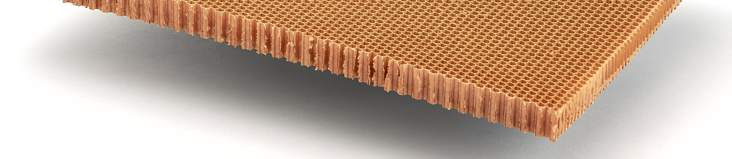 El nido de abeja en Nomex® no es un producto metálico, pero es muy ligero y resistente.